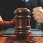 Convocation par le juge d’instruction : étapes et droits de la défense